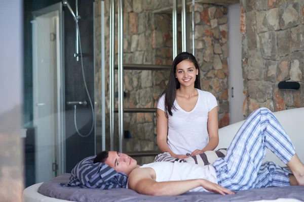 Couple se détendre et s'amuser au lit — Photo