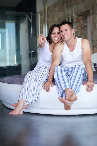 Casal relaxar e se divertir na cama — Fotografia de Stock