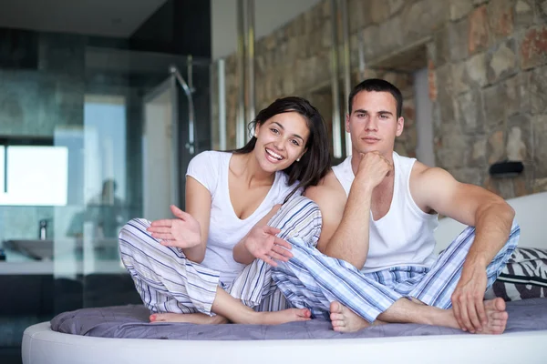 Casal relaxar e se divertir na cama — Fotografia de Stock