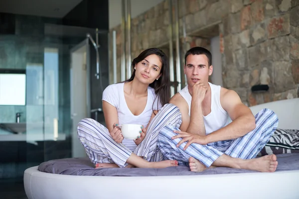 Casal relaxar e beber café na cama — Fotografia de Stock