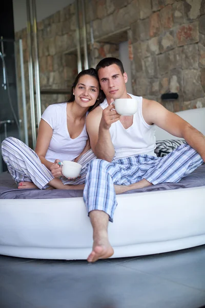 Pareja relajarse y beber café en la cama —  Fotos de Stock