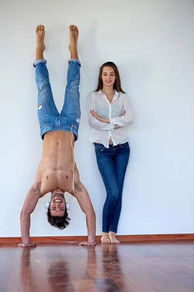 Casal romântico se divertir e relaxar em casa — Fotografia de Stock