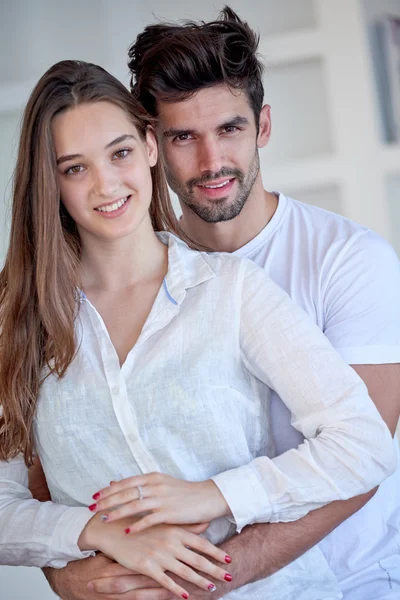 Casal romântico se divertir e relaxar em casa — Fotografia de Stock