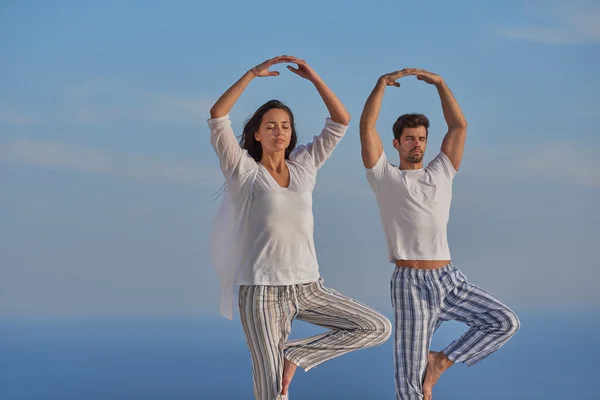 Jong paar oefenen yoga — Stockfoto