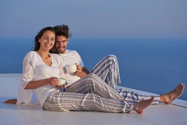 Casal relaxante em casa moderna terraço ao ar livre — Fotografia de Stock