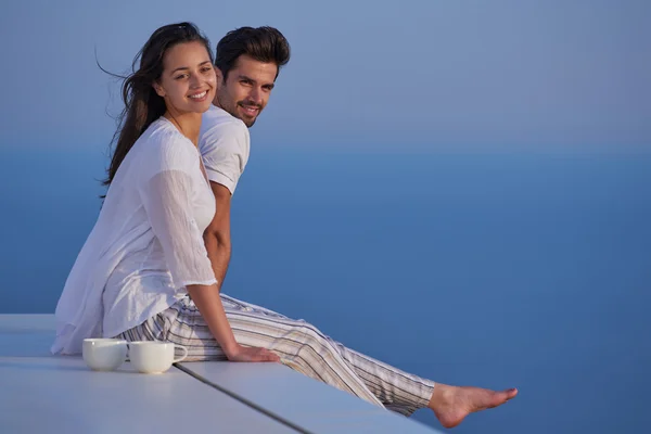 Casal relaxante em casa moderna terraço ao ar livre — Fotografia de Stock