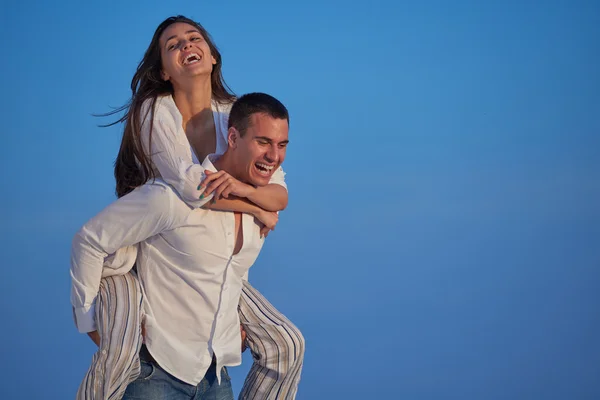 Pareja relajante en casa moderna terraza al aire libre — Foto de Stock