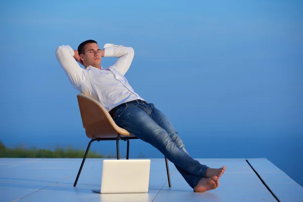 Ontspannen jongeman thuis op balkon — Stockfoto