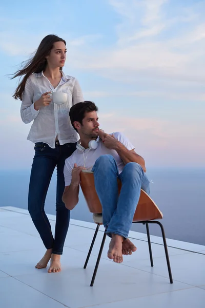 Jovem Casal Romântico Feliz Relaxante Casa Moderna Terraço Livre — Fotografia de Stock