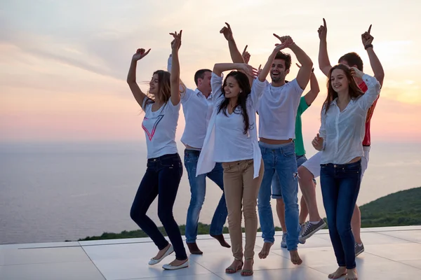 Gente de fiesta al atardecer — Foto de Stock