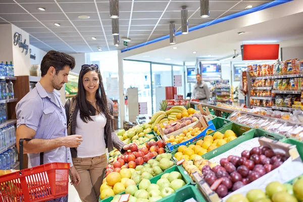 Couple faisant du shopping dans un supermarché — Photo