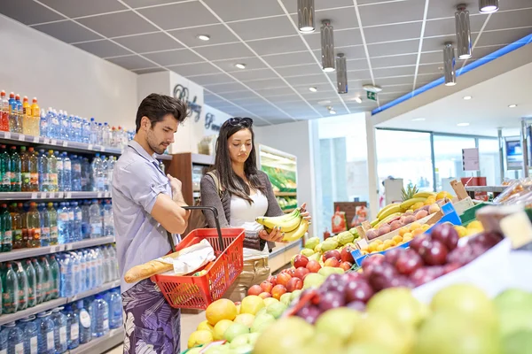 Couple shopping in a supermarket — Stock Photo, Image