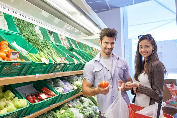 Couple faisant du shopping dans un supermarché — Photo