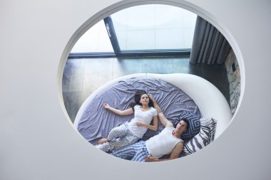 Çift rahatlatıcı ve yatakta eğleniyor