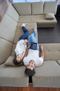 modern ev tablet bilgisayar kullanarak çifte