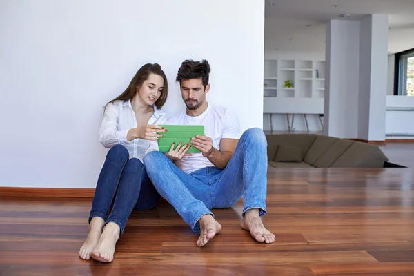 Casal em casa moderna usando computador tablet — Fotografia de Stock