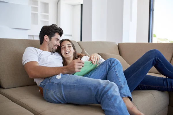 Casal em casa moderna usando computador tablet — Fotografia de Stock