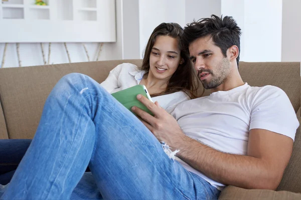 Casal em casa moderna usando computador tablet — Fotografia de Stock