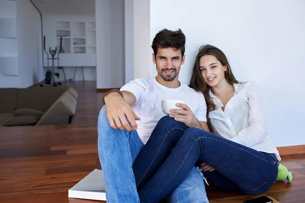 Relaxado jovem casal em casa escadaria — Fotografia de Stock