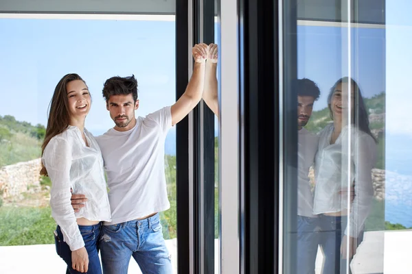 Casal relaxante em casa moderna — Fotografia de Stock