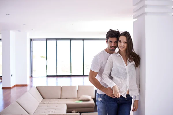 Jeune couple détendu à la maison — Photo