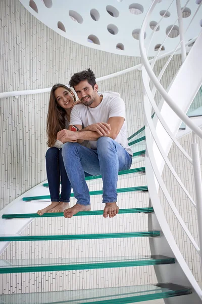 Jeune couple détendu à la maison — Photo