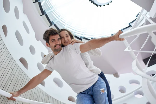 Relaxado jovem casal em casa — Fotografia de Stock