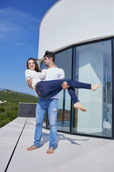 Romantisch paar plezier hebben en ontspannen — Stockfoto