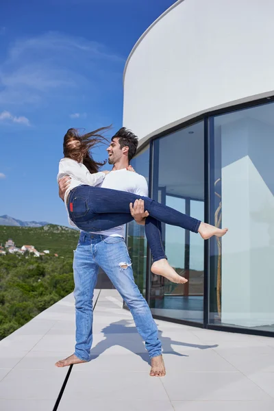 Romantische Paare haben Spaß und entspannen — Stockfoto