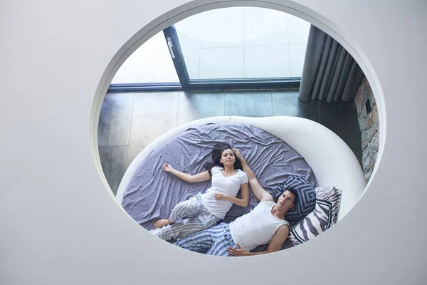 Paar entspannt und hat Spaß im Bett — Stockfoto
