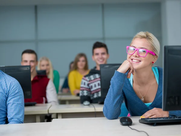 Groep studenten in computer lab klas — Stockfoto