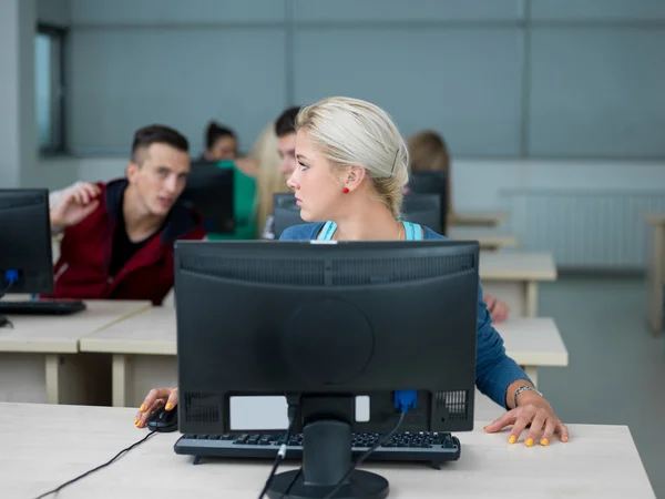 Gruppo di studenti in aula di laboratorio informatico — Foto Stock