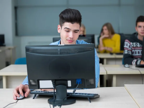 Groupe d'étudiants en salle de classe de laboratoire informatique — Photo