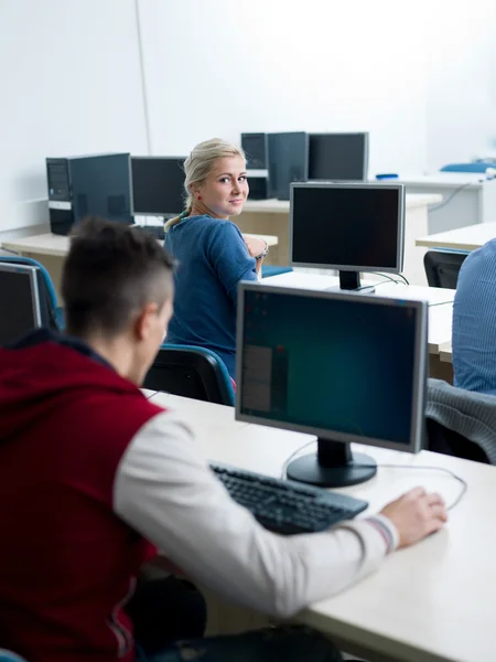 Grupp av elever i computer lab klassrum — Stockfoto