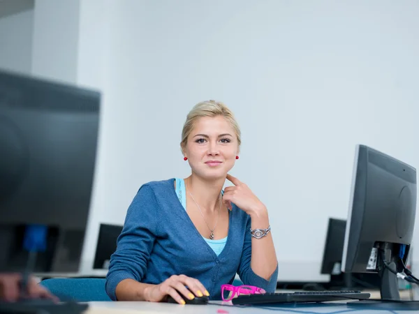 Jovem estudante mulher trabalhando no computador — Fotografia de Stock