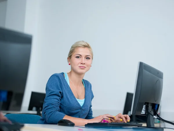 Jovem estudante mulher trabalhando no computador — Fotografia de Stock