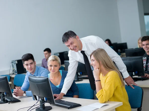 Studenti s učitelem v počítačové laboratoři učebny — Stock fotografie