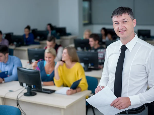 Uczniów z nauczycielem w klasie laboratorium komputerowe — Zdjęcie stockowe