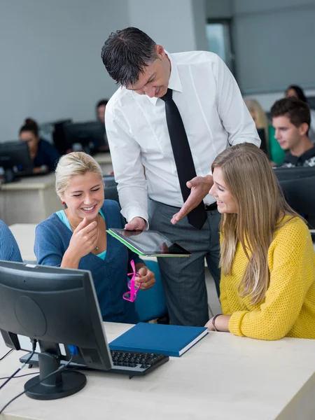 Estudantes com professor em sala de aula de laboratório de informática — Fotografia de Stock