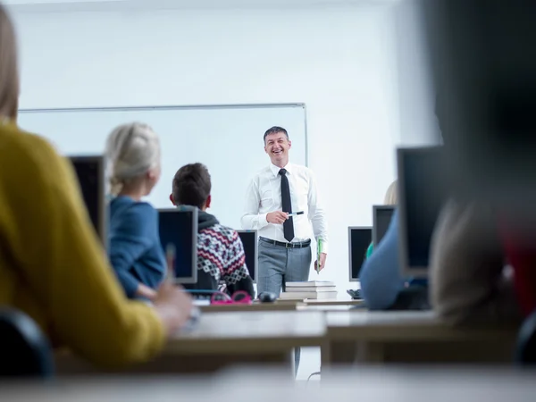 Schüler mit Lehrer im Computerraum — Stockfoto