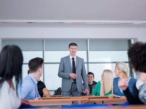 Students with teacher  in computer lab classroom — Stock Photo, Image