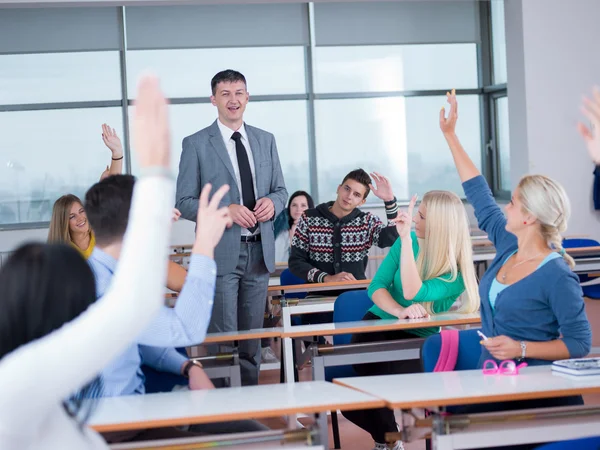 Studenti con insegnante in aula di laboratorio informatico — Foto Stock