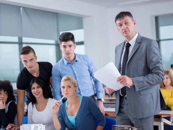 Étudiants avec professeur en salle de classe informatique — Photo