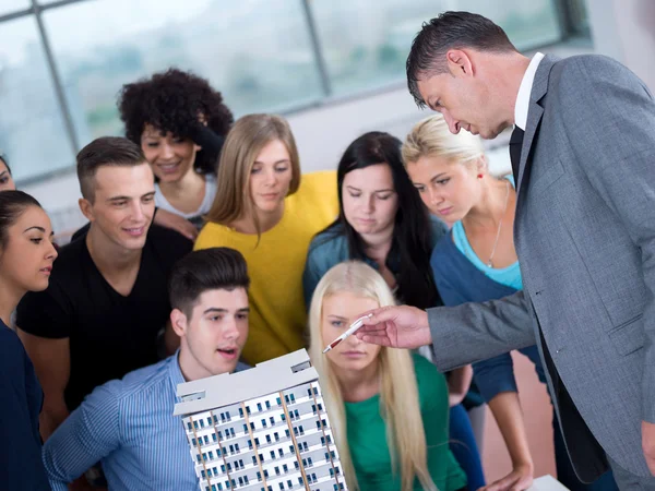 Studenti con insegnante in aula laboratorio — Foto Stock