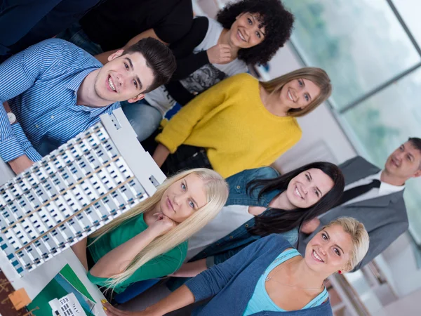 Grupo de alunos com professor em sala de aula de laboratório — Fotografia de Stock