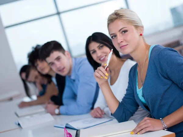 Grupo de estudiantes en el aula — Foto de Stock