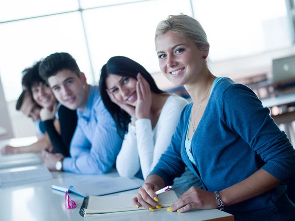 Grupp av studenter som studerar — Stockfoto