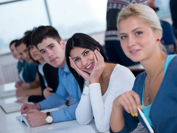 Grupp av studenter som studerar — Stockfoto