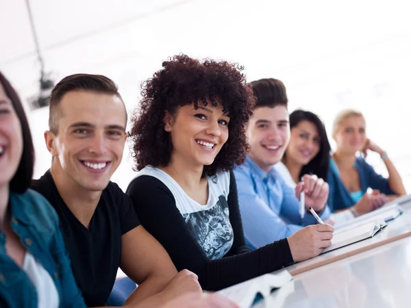 Grupp av studenter som studerar — Stockfoto