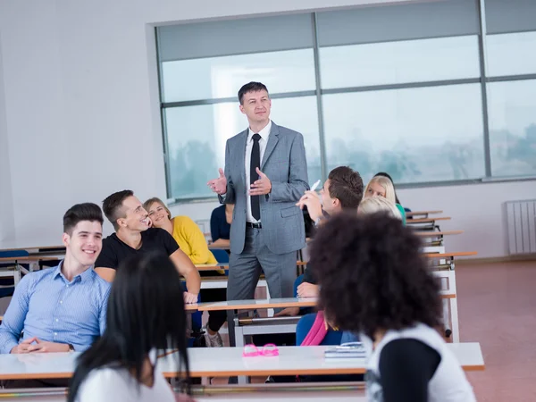 Estudantes com professor em sala de aula de laboratório de informática Imagem De Stock